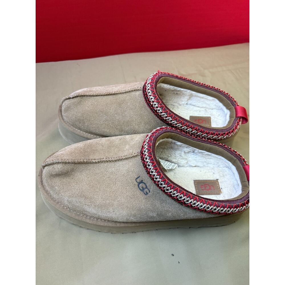 UGG Tazz platform chestnut with red embroidered trim